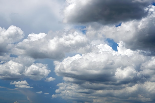 Nimbus wolken in de lucht achtergronden