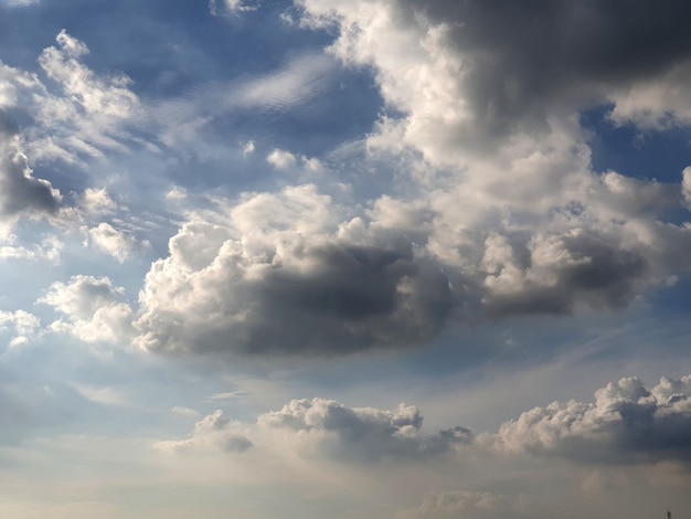 Nimbus wolken in de lucht achtergronden