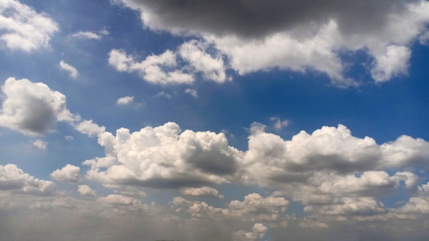 Nimbus wolken in de lucht achtergronden