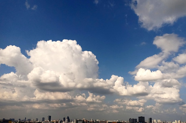 Nimbuswolken in de lucht boven de stad