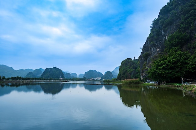 Ninh binh landschap in Vietnam populair voor boottochten karst landschap