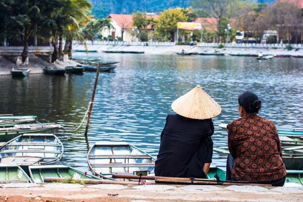 Foto ninh binh vietnam marzo012015 le coppie sono sedute al molo trang an trang an è l'area panoramica classificata speciale del vietnam