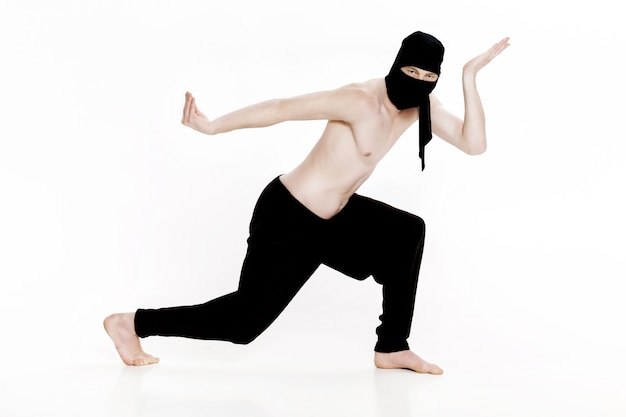 Ninja op witte achtergrond mannelijke vechter in zwarte kleding