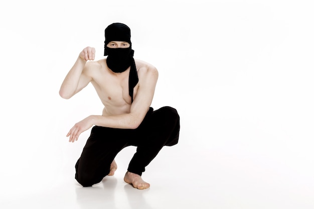 Ninja op witte achtergrond mannelijke vechter in zwarte kleding