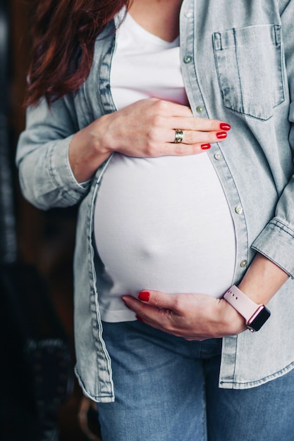 Фото Девятый месяц беременности девочка держится за живот
