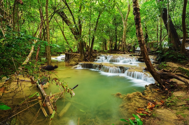 Niveau 7 van de Huay Mae Kamin-waterval in het Khuean Srinagarindra National Park, Kanchanaburi, Thailand