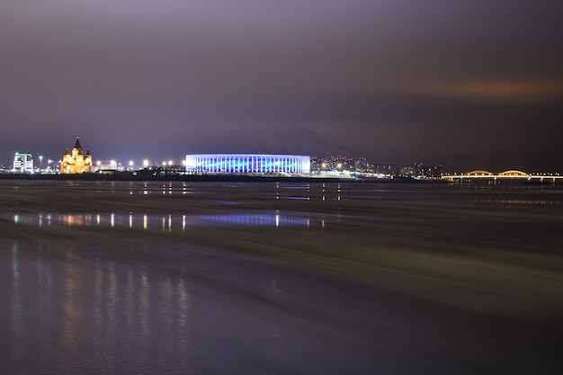 Nizhny novgorod si illumina di notte