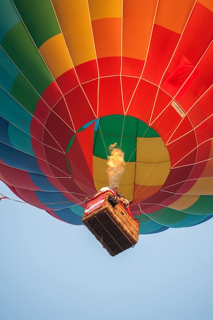 Nizhny Novgorod Rusland 20 juli 2019 luchtvaartsportfestival Een team van ballonvaarders blaast hun ballon op met een gasbrander en een ventilator om de lucht in te gaan