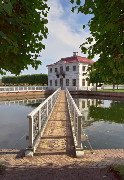 Nizhny Park Marly Palace in reflectie op het oppervlak van de klassieke waterarchitectuur