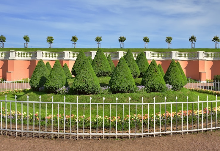 फोटो nizhny park vienna gardens at the marly palace landscape art under a blue sky