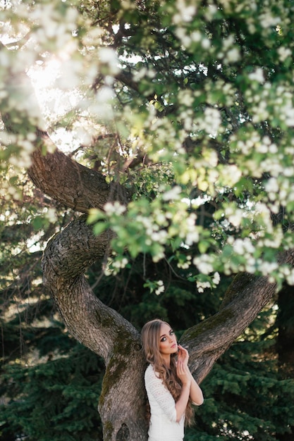 Nizhny Tagil, Rusland - 22 mei 2015, mooi blond meisje dat in een lentepark loopt. Heldere vrouwelijke, lentetuin. Dame poseren voor een fotograaf