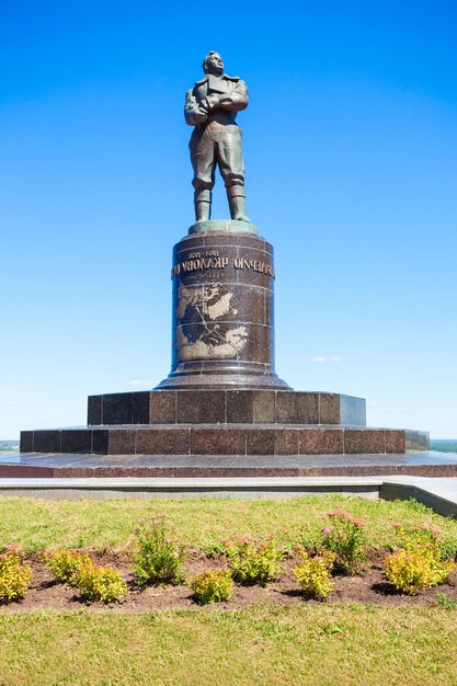 Nizjni Novgorod, Rusland - 29 juni 2016: Valery Chkalov Monument in de stad Nizjni Novgorod in Rusland. Valery Chkalov was een testpiloot en held van de Sovjet-Unie.