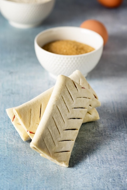 Panino di pasticceria dolce cotto con marmellata di frutti di bosco concetto di cucina casalinga verticale