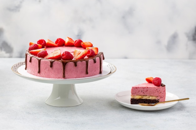 Photo no bake berry cheesecake decorated with fresh strawberries