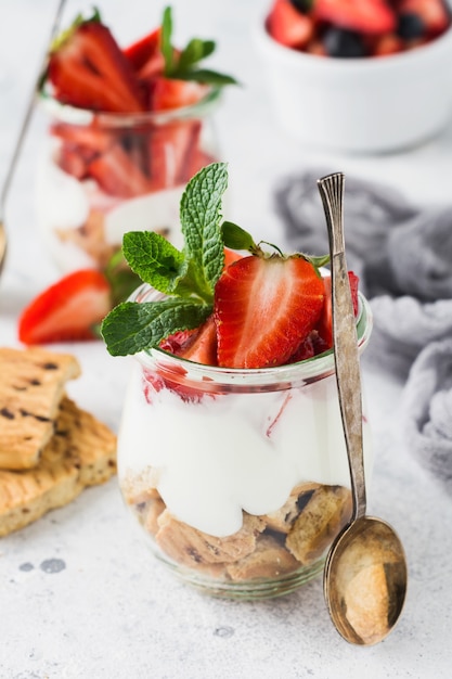 Nessun dessert al forno treifl o cheesecake con fragole in barattoli affettati su una vecchia superficie di cemento