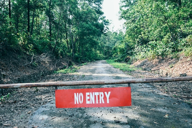 Foto nessun cartello di ingresso su una proprietà vuota