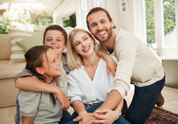 Non c'è amore più grande di questo. inquadratura di una giovane famiglia che trascorre del tempo insieme a casa.