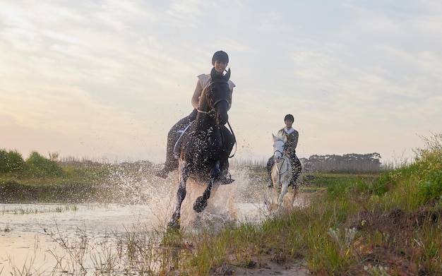 外の野原で馬に乗っている2人の若い女性のサドルショットに費やされる時間は無駄になりません