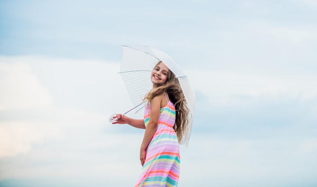 もう雨のんきな子供時代の秋の天気予報傘を持った小さな女の子雨の天気秋の気分秋のファッション自由と幸福