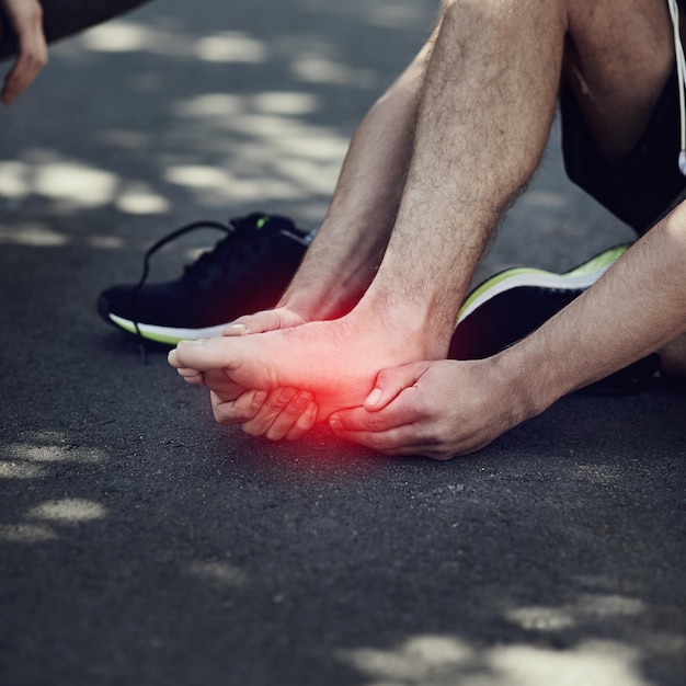 痛みなしゲインなしランニング中に足のけいれんに苦しんでいる認識できない男性のトリミングされたショット