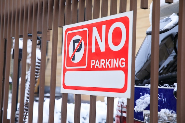 フェンスに駐車禁止標識