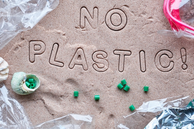 Фото Нет пластикового текста на песке в обрамлении пластикового мусора