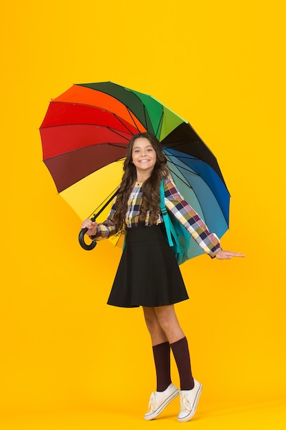 急ぐ必要はありません。幸せな子供は雨を保護しました。虹色。人生を彩ります。授業時間。良い天気予報。私の傘の下に。小さな女の子のカラフルな傘。明るい秋のスタイル。どんな季節でも前向きな姿勢を保ちましょう。