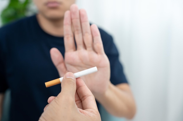 写真 禁煙 男は煙をやめる 拒否する 休憩を取る タバコを吸う 健康世界タバコデーのためにノーと言う 禁煙する 薬物 肺がん 肺気腫 肺疾患 麻薬性ニコチンの影響