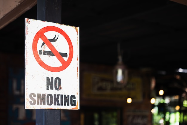 禁煙の標識、レストランの前の屋外