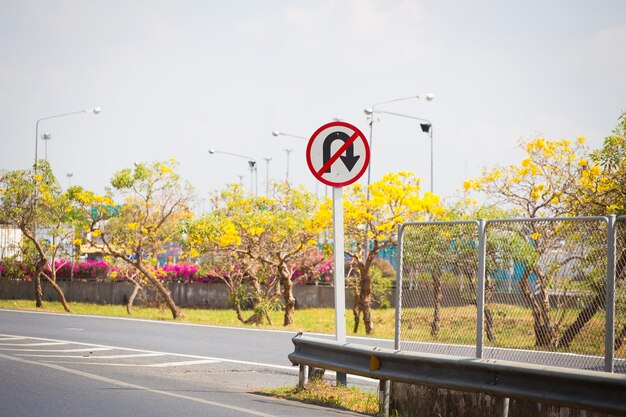 写真 タイのバンコクにuターンの交通標識はありません