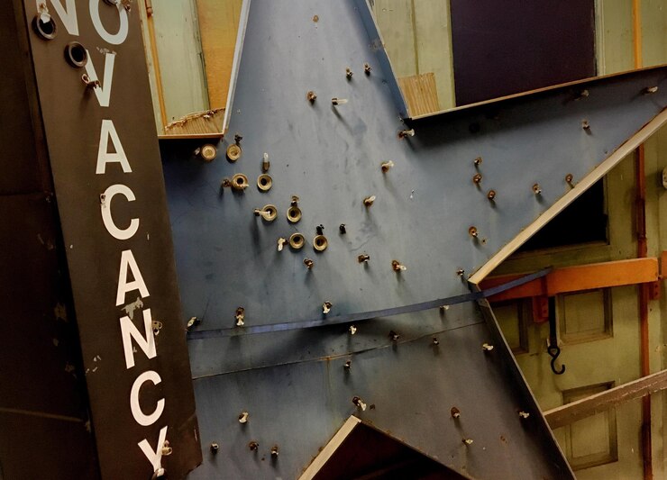 Photo no vacancies sign by metallic star shape in room