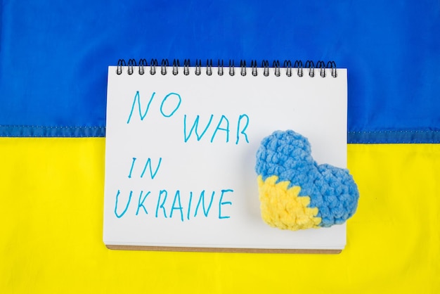 노트북에 우크라이나 전쟁 없음 비문 우크라이나에서 전쟁 없음이라는 텍스트와 함께 우크라이나 국기에 비문 우크라이나에서 전쟁을 끝내는 개념