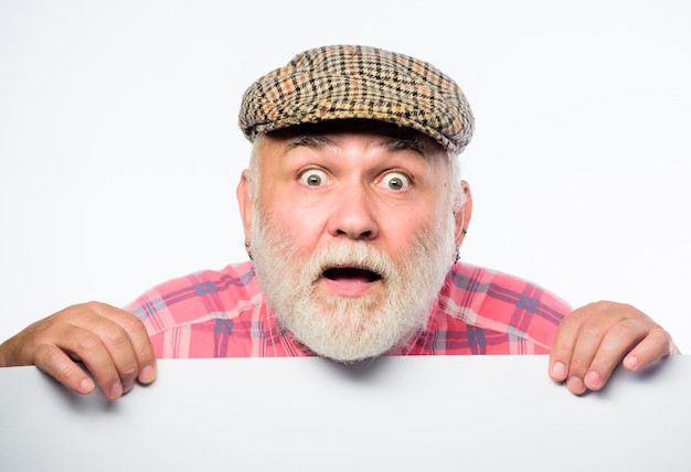 Ни в коем случае Рекламный магазин разыскивается Скопировать пространство успокоить информацию Старший бородатый мужчина разместить объявление на баннере Поиск работы Нужна помощь удивленный зрелый мужчина в ретро-шляпе Реклама
