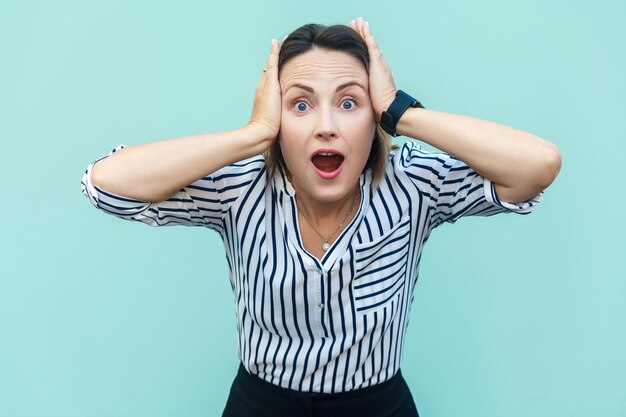 Photo no way surprised business woman with opened mouth and big eyes looking at camera