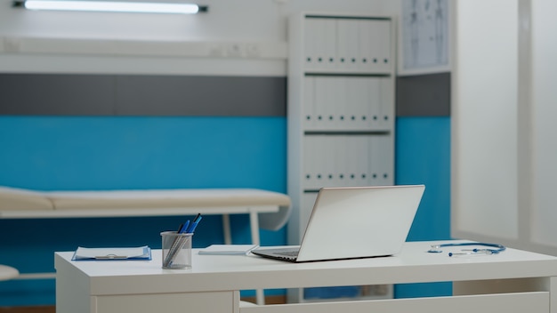 Foto nessuno in studio medico con decorazioni per l'assistenza sanitaria