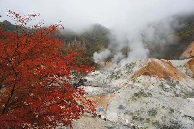 Noboribetsu Jigokudani, stoom stijgt op uit de actieve vulkaan in Shikotsu-Toya