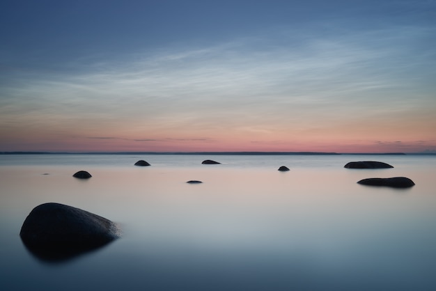 Photo noctilucent clouds over the gulf of finland. long exposure.