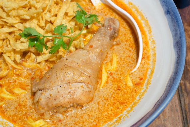 Noedel van de de kippen de rode kerrie van de close-up, het popolaire noordelijke voedsel in de vraag van Thailand