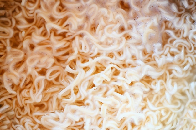 Noedels achtergrond op hete pot gekookte instant noedels voor instant noodle gekookt voedsel