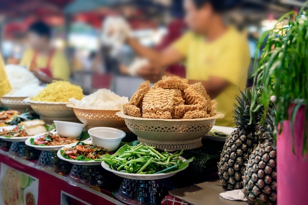 Noedels en traditioneel Thais eten worden in porties geserveerd op een open markt in het lokale fastfood van Phuket