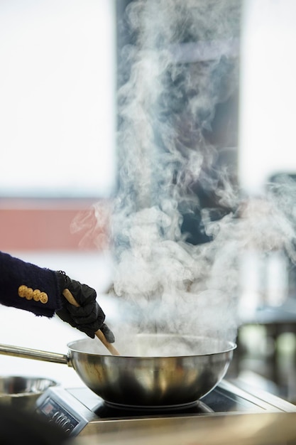 noedels koken met kip en teriyakisaus koken