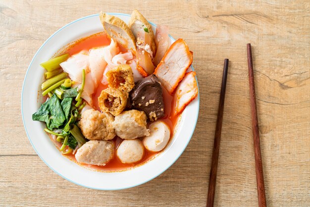 noedels met gehaktballen in roze soep of Yen Ta Four Noodles in Aziatische stijl