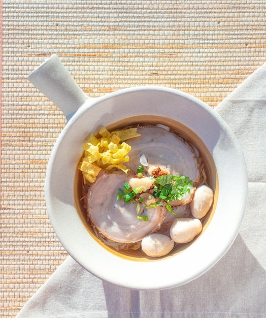 Foto noedels tom yum thais eten in een witte kom