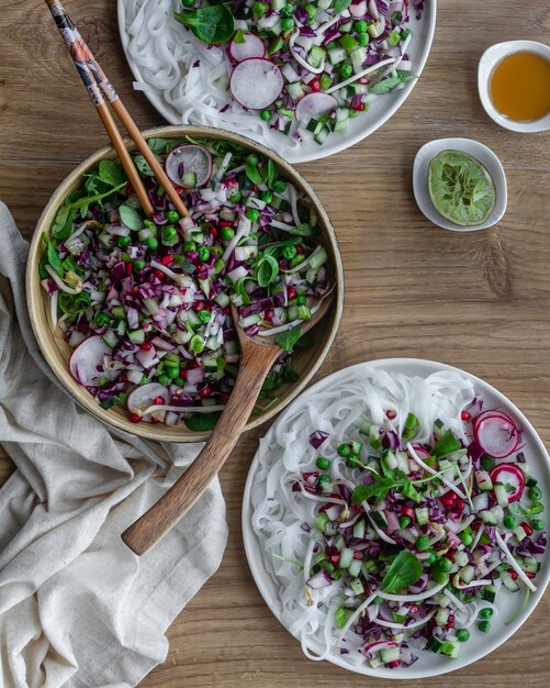 Foto noedelsalade, groenten en sesamolie. aziatisch eten.