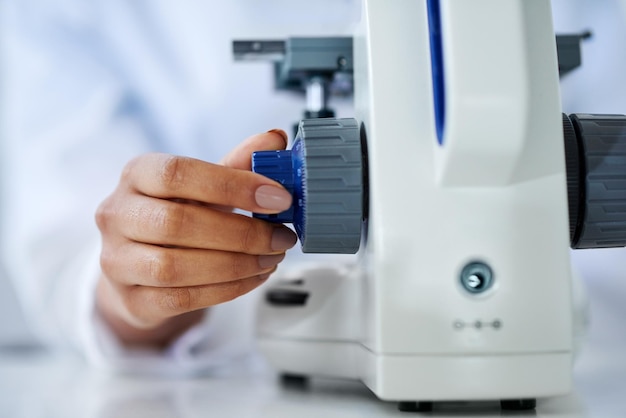 Foto nog beter kijken bijgesneden opname van een onherkenbare vrouwelijke wetenschapper die in haar lab werkt