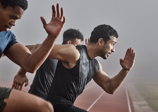 Nog even verder Shot van een groep mannelijke atleten die deelnemen aan een race