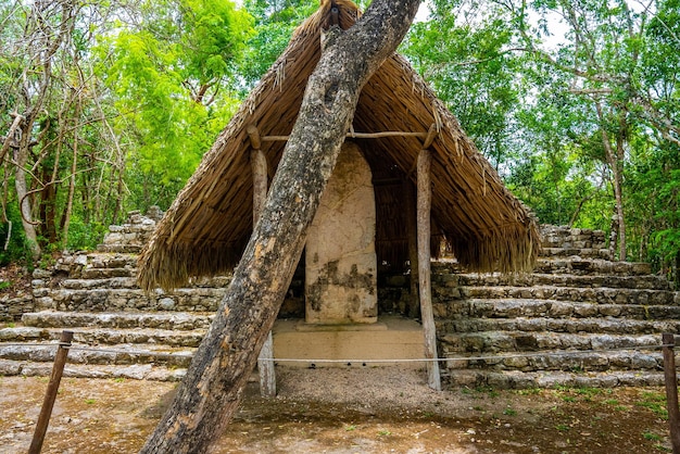 Nohoch Mul-piramide in Coba. Piramide en stele stenen plaat met stenen trappen in de Maya-ruïnes van Coba