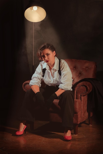 若いブルネットのノワール スタイルの肖像画。ノワール探偵に扮した少女
