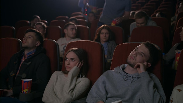 Foto compagnia rumorosa di ragazzi che vengono al cinema in ritardo la gente viene alla sessione