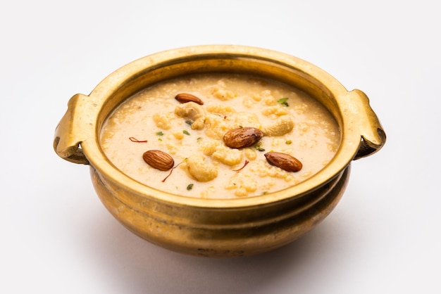 Nolen Gurer Chanar Payesh of Milk pudding van cottage cheese rijst en jaggery Bengali zoet recept